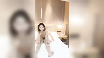 乖乖的小野猫激情群P啪啪大秀演绎【2】全程露脸淫乱的房间哪里都是战场，几个骚女被大哥们各种乱草淫声荡语