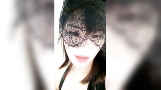 黑丝兔女郎的诱惑，逼里塞着跳蛋让大哥玩逼，口交大鸡巴，各种体位爆草抽插蹂躏，浪荡呻吟不止大哥高空颜射