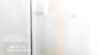 新晋极品微博网红尤物娜美妖姬闺蜜▌丁丁点▌首作新品曼妙身姿浅蓝性感睡衣 电动阳具速插嫩穴满满的爆白浆